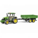 Traktor John Deere 5115M so sklopným prívesom